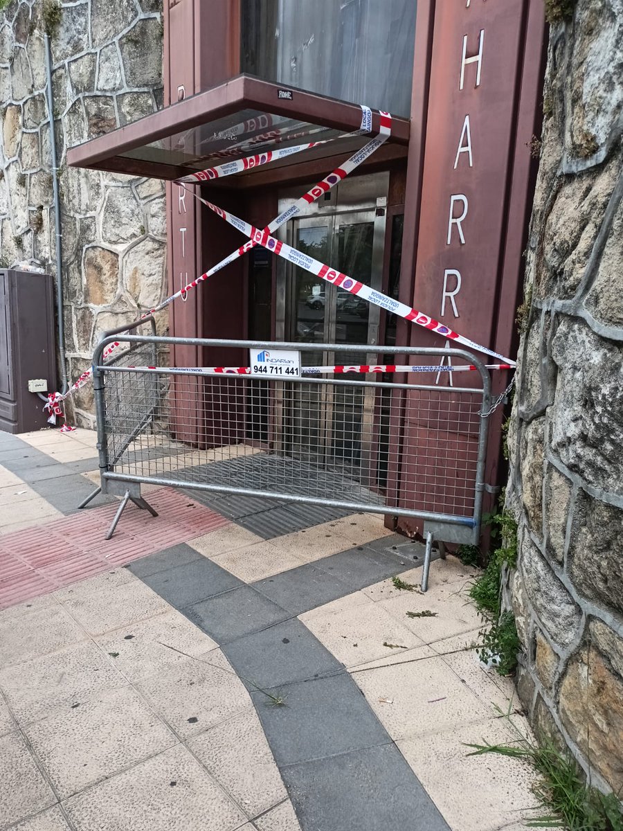 GetxoUdala's tweet photo. ⚠️ ABISUA / AVISO❗️

🛗🚧 Portu Zaharreko igogailua zerbitzutik kanpo egongo da, konponketa lanengatik.

Atzo, osteguna, uztailaren 31n, 23:30ean, Bizkaiko suhiltzaileek sarrerako atea behartu behar izan zuten barruan zeuden 16 pertsonak atera zitezen, harrapatuta geratu ondoren. Horietako bi osasun-langileek artatu zituzten, urduritasunak jota, baina ez zen beharrezkoa izan ospitalera eramatea.

Udala lanean ari da zerbitzua lehenbailehen berrezarri ahal izateko.
---
🛗🚧 El ascensor del Puerto Viejo estará fuera de servicio por labores de reparación.

Ayer jueves, 31 de julio, a las 23:30 h., bomberos y bomberas de Bizkaia tuvieron que forzar la puerta de acceso para que las 16 personas que se encontraban en su interior pudieran salir, tras haber quedado encerradas. Dos de ellas fueron atendidas por personal sanitario, afectadas por la situación de nerviosismo, pero no fue necesario su traslado a centro hospitalario.

El Ayuntamiento trabaja para que el servicio pueda restablecerse a la mayor brevedad.

#Getxo