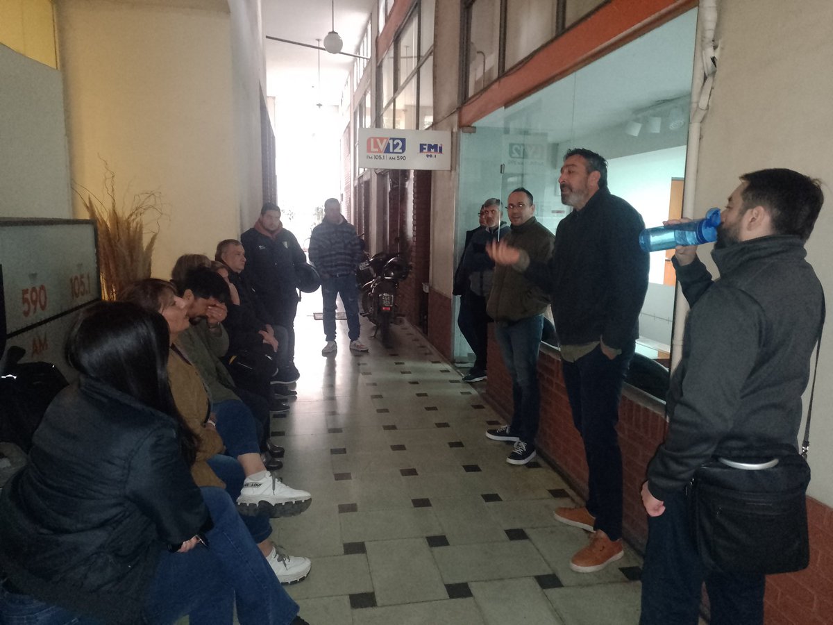 Asamblea de compañeros de <a href="/LV12TUC/">LV12RADIO</a> por pedido de recomposición salarial. Los trabajadores de la emisora estan en estado de Alerta!! <a href="/DJTTomas/">Diego Tomas</a> <a href="/cybercorcho/">JR</a> <a href="/PRENSATUCUMANA/">PRENSATUCUMANA</a> <a href="/lametro935/">Radio Metropolitana 93.5</a> <a href="/RADIOPRENSA901/">Prensa multimedios</a>