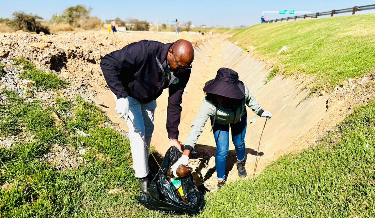 Min of Tourism and Hospitality Industry Zimbabwe (@mothi_zimbabwe) on Twitter photo Showing firm commitment to environmental sustainability and the beautification of cities, the <a href="/MOTHI_ZIMBABWE/">Min of Tourism and Hospitality Industry Zimbabwe</a> together with ,<a href="/ZtaUpdates/">Zimbabwe Tourism Authority</a>, cleaned up the picturesque area around the Trabablas Interchange today as part of the National Clean-Up Campaign. This initiative underscores Showing firm commitment to environmental sustainability and the beautification of cities, the <a href="/MOTHI_ZIMBABWE/">Min of Tourism and Hospitality Industry Zimbabwe</a> together with ,<a href="/ZtaUpdates/">Zimbabwe Tourism Authority</a>, cleaned up the picturesque area around the Trabablas Interchange today as part of the National Clean-Up Campaign. This initiative underscores