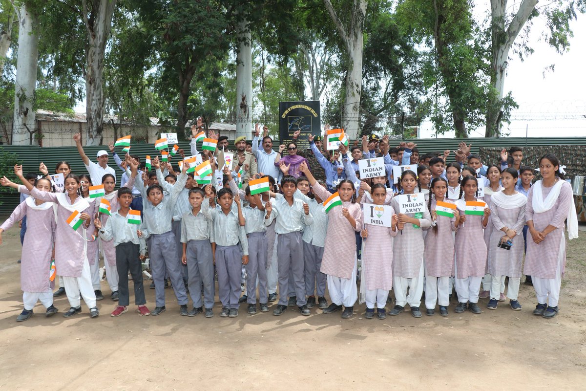 KanchanKau82335's tweet image. #IndianArmy #InServiceToTheNation

#TigerDivision conducted a Plantation Drive &amp;amp; Interactive Session at #MAKWAL alongwith civil administration, Ex-Servicemen and other strong #CivilMilitary synergy &amp;amp; collective resolve for #Nationbuilding.

@westerncomd_IA 
@adgpi