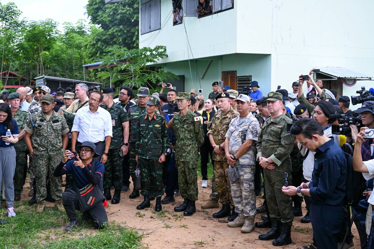 <a href="/RussJalichandra/">Russ Jalichandra</a> [4] Members of the Diplomatic Corps, Defence Attachés and foreign media visited Ban Sam Meng Sub-district Health Promoting Hospital, Si Sa Ket province, to observe the extensive damage caused by Cambodia’s indiscriminate attacks on 26 July 2025. Such attack on hospital was a
