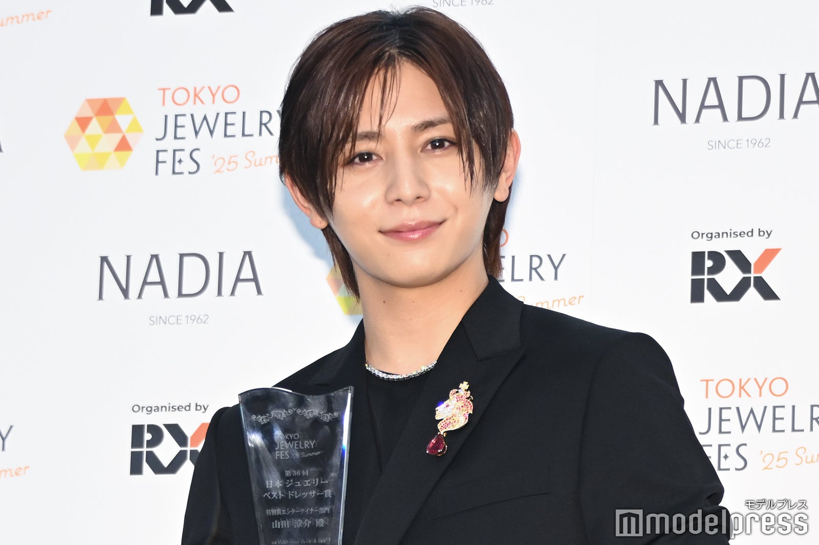 山田涼介と同じ空気を吸ったペンライト2本 山田涼介 RED ペンライト2本 銀テ - メルカリ