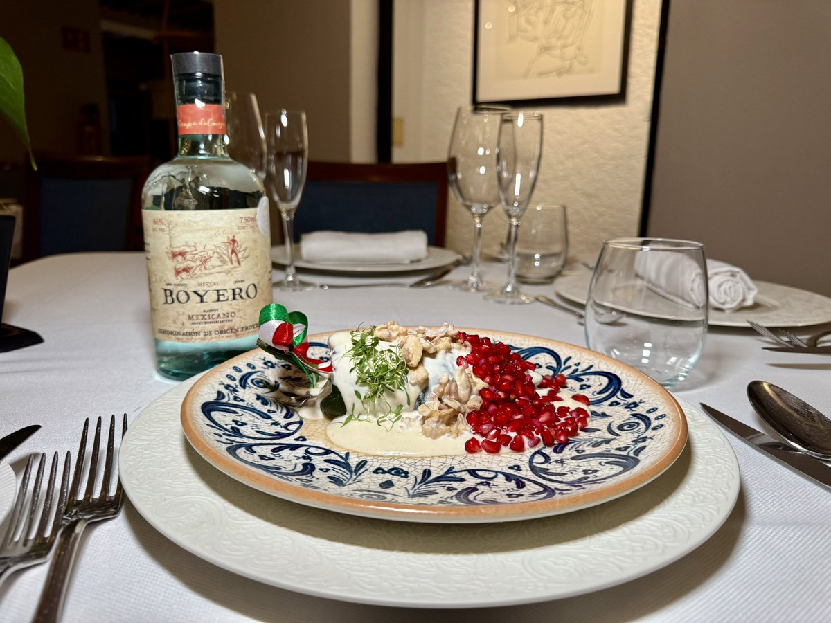 TTCitizen's tweet photo. #Foodie 
Inicia temporada de #ChilesEnNogada en el @ClubFrance en Ciudad de México con una cena especial elaborada por los chefs Víctor Velázquez y Matthieu Lecroart en el Club France, misma que presidió el #ChefJorgeOrozco. 
#chilesennogada #clubfrance 
https://t.co/tZIJl2xGdy https://t.co/RJXU05C3bD