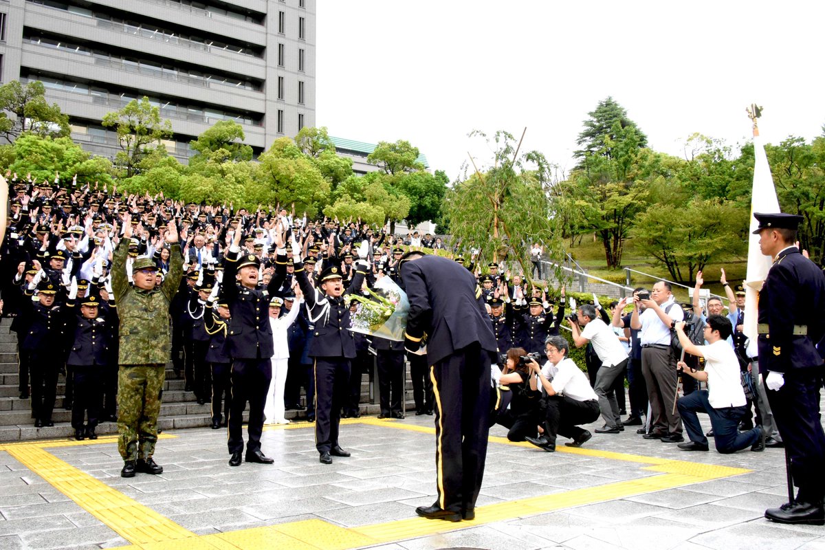 ８月１日、市ヶ谷駐屯地において、第３９代陸上幕僚長 森下泰臣 陸将の離任行事が行われました。
離任に際し森下陸上幕僚長は、陸上自衛隊の様々な活動に対し敬意を表すとともに、自衛官・職員等に対して感謝の言葉を述べました。最後は集まった隊員達により盛大に見送られました。#陸上自衛隊