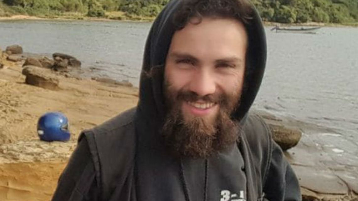 Σαν σήμερα, την 1η Αυγούστου 2017, απήχθη από τις δυνάμεις της χωροφυλακής του αργεντίνικου κράτους ο αναρχικός αγωνιστής Santiago Maldonado, ενώ αγωνιζόταν αλληλέγγυος στις κινητοποιήσεις των ιθαγενών Mapuche [...] landandfreedom.gr/el/istoria/203…

#antireport #laf_portal