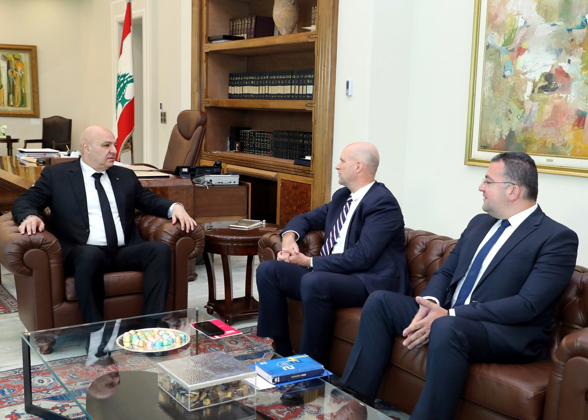 مدير المفوضية العليا لشؤون اللاجئين التابعة للأمم المتحدة (UNHCR) في لبنان، Ivo Freijsen، في زيارة وداعية إلى الرئيس عون، الذي أشاد بالجهود التي بذلها خلال فترة عمله في ظل الظروف الصعبة التي مرّ بها لبنان.