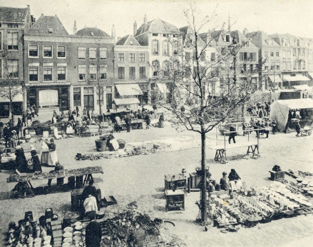 De Pottenmarkt op de Neude in 1899. Foto van Moesman. Links, met het opschrift steendrukkerij, is het pand van Johannes Moesman, met een eigen drukkerij en winkel waar hij prenten en fotokaarten van de stad verkocht. Rechts naar de Schoutenstraat 

#ronddeneude #moesmansutrecht