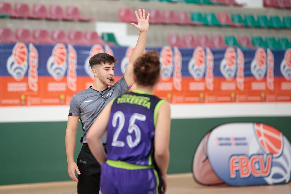 ᴀʀᴇᴀ ᴀʀʙɪᴛʀᴀʟ | Multiplica tu pasión por el baloncesto. ¡Ahora también arbitrando!

Continúan las inscripciones a los Cursos de Arbitraje y de Oficial de Mesa ➡️ bit.ly/46CY7Cu