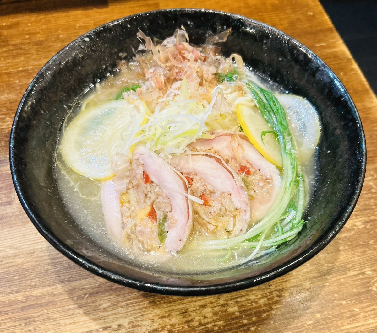 RE57947476's tweet photo. 暑い夏が続きますが、熱中症になってませんか？

そんな夏を吹っ飛ばせ！
みたいな感じで作りました♪
今月のラーメン
『冷やしレモンラーメン　〜タイ風ガランティーヌ添え〜』

冷たい、サッパリなラーメンをぜひお召し上がりください🙏 https://t.co/6fO9Yvxdgo