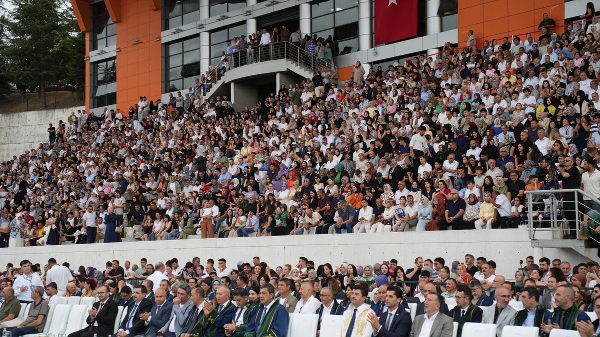 📍SUBÜ Mezuniyet Töreni’ne, ASKF yöneticisi ve Dünya hakemi Uğur Kobaş ile katıldık.

Gençlerimizin heyecanına ortak olduk.

Tüm mezunları tebrik ediyor, başarılar diliyorum. 🎓👏