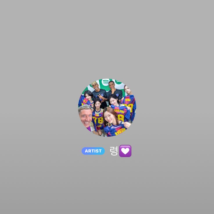 itzypopbase's tweet image. ITZY&apos;s Chaeryeong updates her bubble profile picture to a photo of ITZY with FCB players.