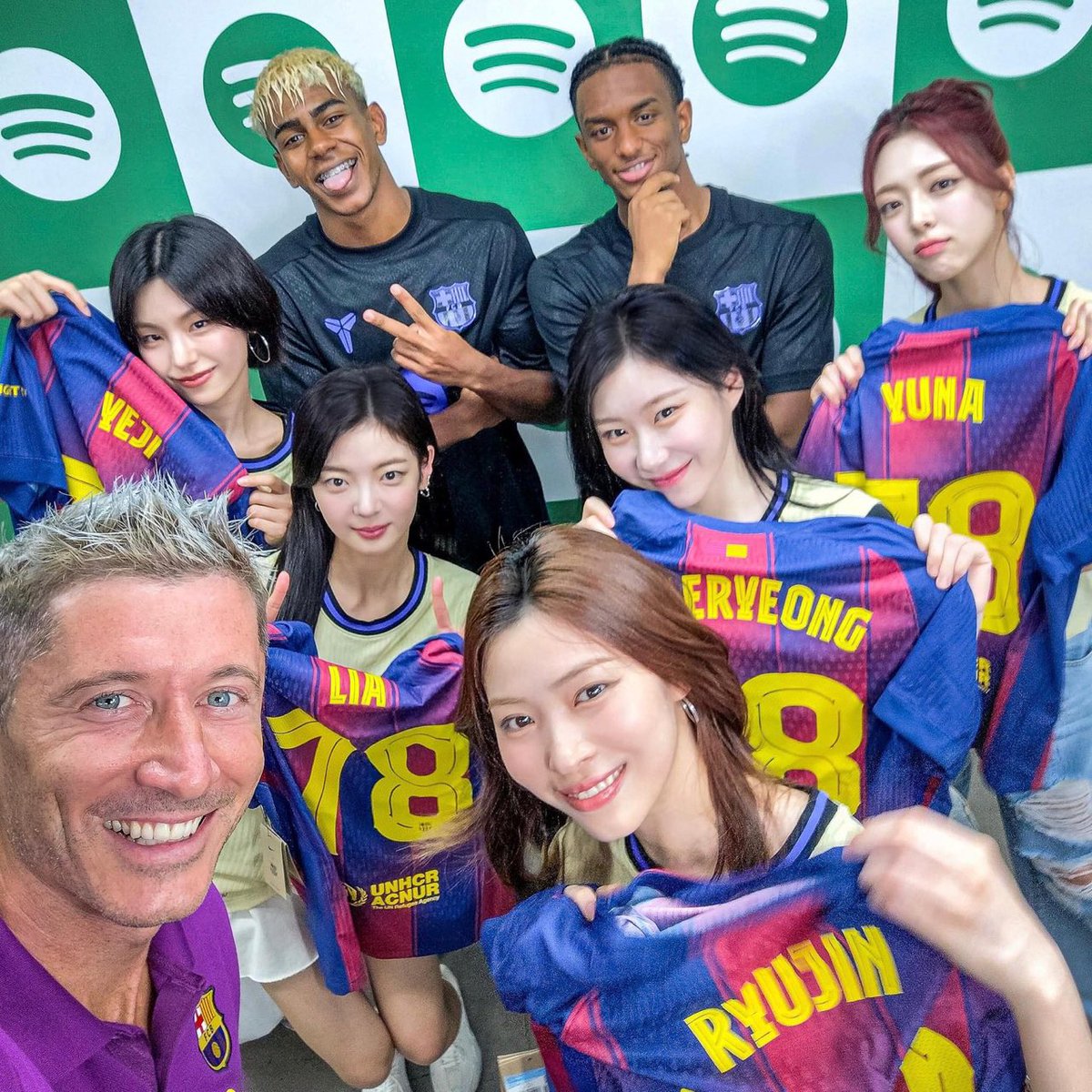 itzypopbase's tweet image. ITZY&apos;s Chaeryeong updates her bubble profile picture to a photo of ITZY with FCB players.