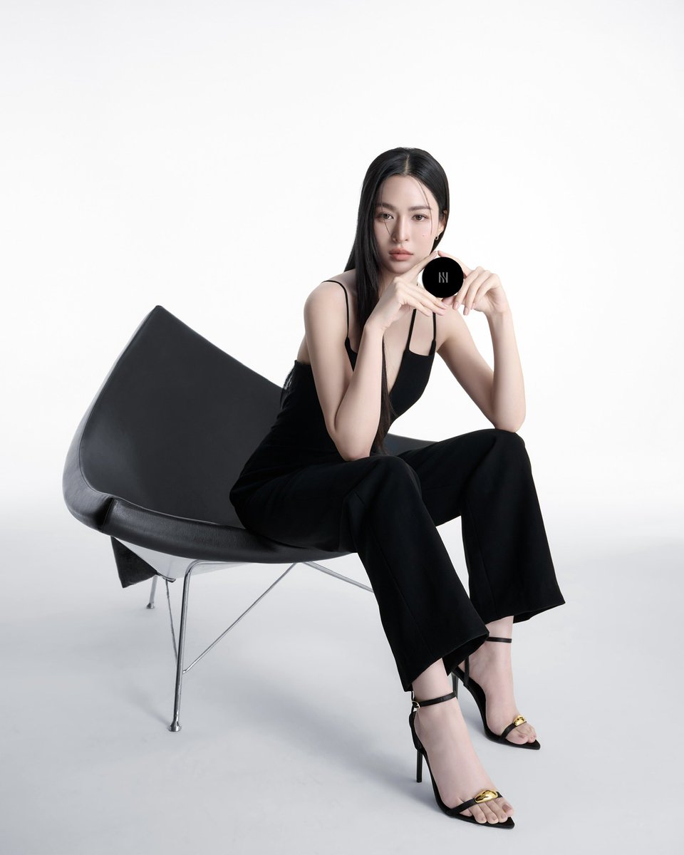 ELLE Thailand (@ellethailand) on Twitter photo ปังไม่ไหว! <a href="/linglingsirilak/">linglingsirilak</a> ขึ้นแท่นแบรนด์แอมบาสซาเดอร์คนแรกประจำประเทศไทยของแบรนด์ความงามสัญชาติเกาหลีอย่าง HERA ถ่ายทอดแนวคิด ‘Contemporary Seoul Beauty’ ให้กับผู้หญิงไทย พร้อมไอเท็มงานผิวชิ้นเด่น Black Cushion
#ELLEThailand
#ELLEBeautyThailand
#linglingkwong
#HERAxLingLing ปังไม่ไหว! <a href="/linglingsirilak/">linglingsirilak</a> ขึ้นแท่นแบรนด์แอมบาสซาเดอร์คนแรกประจำประเทศไทยของแบรนด์ความงามสัญชาติเกาหลีอย่าง HERA ถ่ายทอดแนวคิด ‘Contemporary Seoul Beauty’ ให้กับผู้หญิงไทย พร้อมไอเท็มงานผิวชิ้นเด่น Black Cushion
#ELLEThailand
#ELLEBeautyThailand
#linglingkwong
#HERAxLingLing