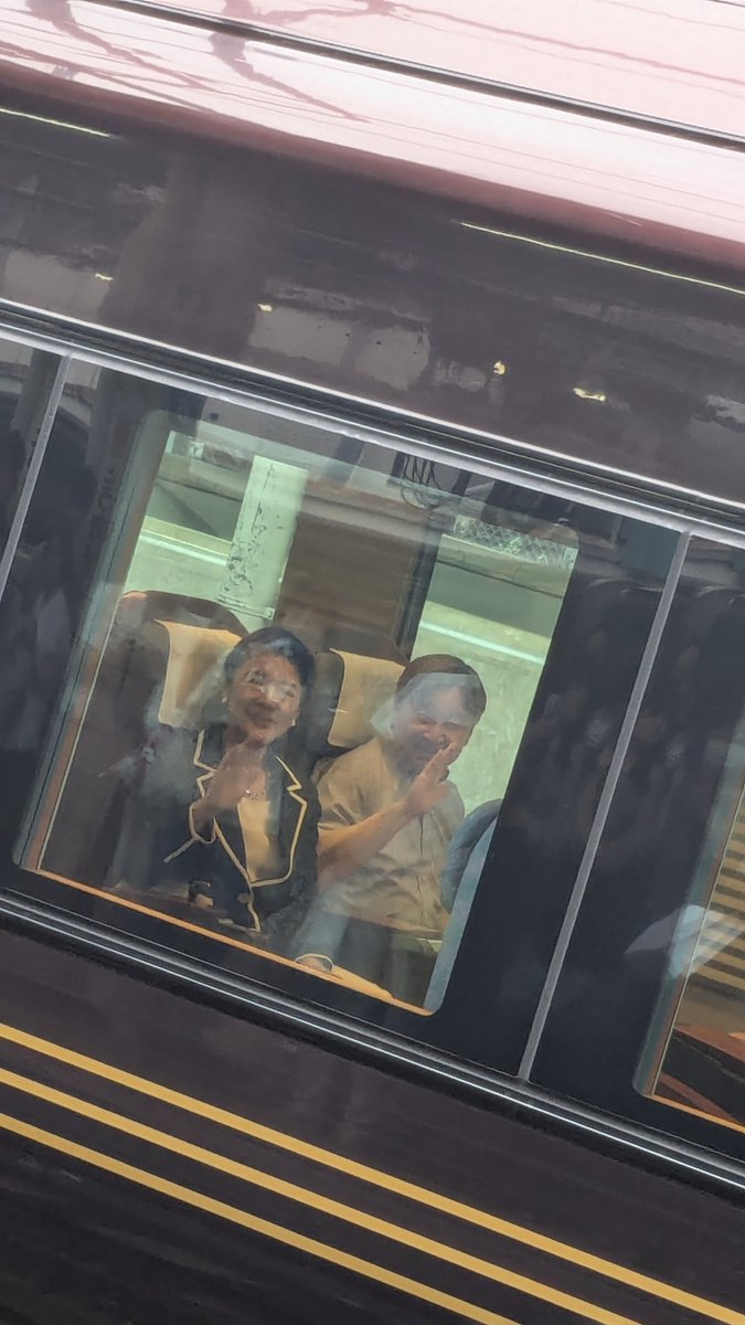 東京駅に天皇陛下居てえぐい