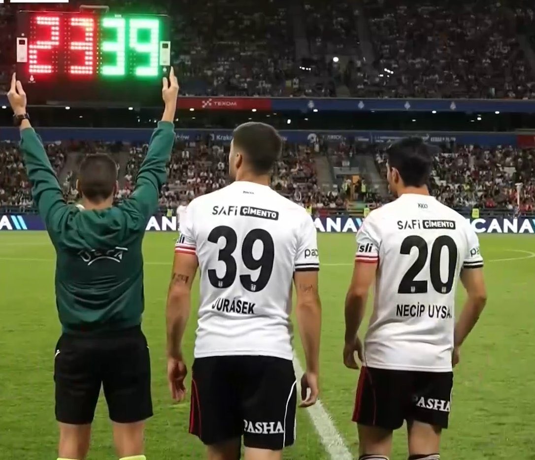 Beşiktaş bu olmaz 2 değil 5 yiyelim ama son dk oyuna defans oyuncusu giremez !!!  bu amk adamını yollayın,  o daha hangi takımda olduğunu bilmiyor yazık ya , yapamıyorsanız sizde gidin bu işlerin ayıbı yok rezil  ettiniz bizleri <a href="/Besiktas/">Beşiktaş JK</a> <a href="/SerdalAdali_x/">Serdal Adalı</a>