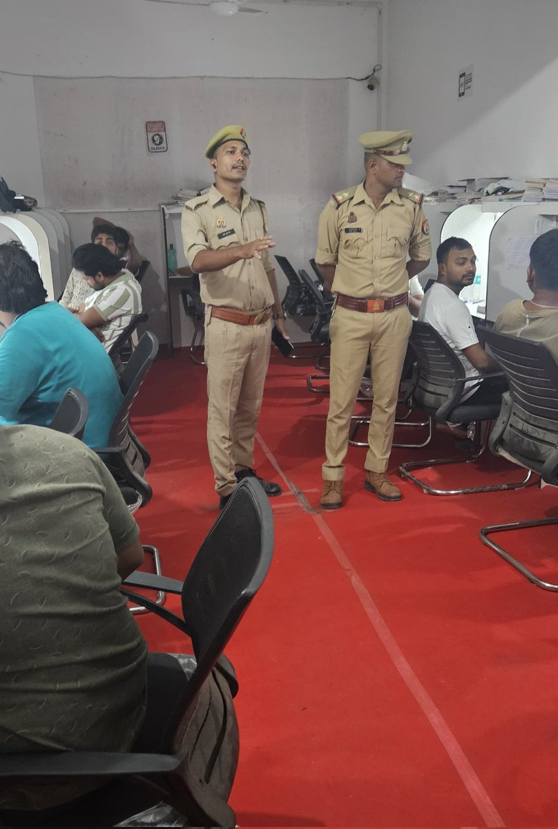 maharajganjpol's tweet photo. फेक न्यूज एवं साइबर अपराध के विरुद्ध @Uppolice के अभियान में “डिजिटल वॉरियर” के रूप में युवाओं की भागीदारी सुनिश्चित किए जाने के सम्बन्ध में थाना #निचलौल पुलिस टीम द्वारा विभिन्न शिक्षण संस्थानों में कार्यशाला कर छात्रों को जागरूक किया गया।
@dgpup
#digital_warrior https://t.co/McqNP6O4Or