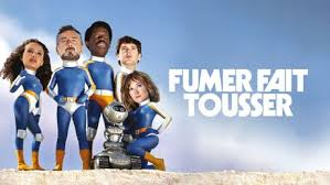 merlinpapin3's tweet photo. .@FredOL69007 #AnecdoteCinéma sur le film #FumerFaitTousser , Comme souvent avec Dupieux, le tournage a été extrêmement rapide : à peine quelques semaines en 2021, dans le Sud de la France, principalement autour de la Camargue. L’équipe a bénéficié d’une grande liberté, et plusieurs scènes ont été improvisées ou modifiées sur le moment.

Les justaucorps kitsch et les casques rétro-futuristes des membres de la brigade Tabac Force (interprétés notamment par Gilles Lellouche, Anaïs Demoustier, Vincent Lacoste, Jean-Pascal Zadi, et Oulaya Amamra) sont un clin d'œil assumé aux Sentai japonais (comme les Power Rangers), mais sans le budget. Quentin Dupieux voulait que ça sente le plastique fondu et la sueur, pour accentuer l’humour décalé.

Le rat sage, sorte de Splinter de pacotille, a été conçu en animatronique simple. Alain Chabat a enregistré sa voix en studio après coup, et ce dernier a improvisé une bonne partie de ses répliques — Dupieux ne lui avait donné que des indications vagues pour qu’il s’amuse.

Les récits que les personnages se racontent autour du feu de camp (notamment celui avec Adèle Exarchopoulos en femme amoureuse d’un frigo) étaient au départ des idées de courts-métrages indépendants que Dupieux avait dans ses carnets depuis longtemps. Il a décidé de les intégrer dans un même long-métrage, à la manière d’un film à sketches tordu.

Le film pastiche les pubs de prévention, en prenant le contrepied complet : les super-héros sont censés lutter contre le tabagisme, mais leur comportement est absurde, dangereux ou complètement inutile. L’idée lui est venue en voyant une campagne anti-tabac "trop sérieuse", qu’il trouvait involontairement drôle.

Le combat contre le monstre en plastique géant au début du film a été un enfer logistique : le comédien à l’intérieur du costume souffrait énormément sous la chaleur, le latex collait à la peau et il ne voyait rien. Certaines prises ont été faites à l’aveugle, et Dupieux en a conservé plusieurs ratées volontairement, pour renforcer l’effet “nanar”.

Quentin Dupieux est réalisateur, scénariste, chef opérateur, cadreur et monteur de tous ses films. Il a tout fait lui-même chez lui, y compris le mixage sonore. Cela explique la tonalité unique de ses films : ils ne passent jamais entre trop de mains.