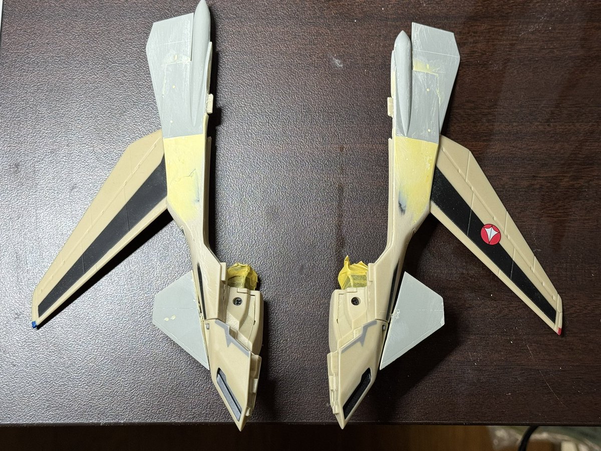 R_AREA2019's tweet photo. #やまと 1/60完全変形 #YF19 改造
#Su47 #ベルクト 制作中。
主な改修は翼のみ。
1/72Su-47のカナード、水平尾翼を移植。カナードはガウォーク時の腕との干渉をピッチングで回避する。
テイルコーンの左右の長さの違いはもちろんそのまま。
翼のMade in Chinaをパテ埋め。
塗装が今から楽しみです。