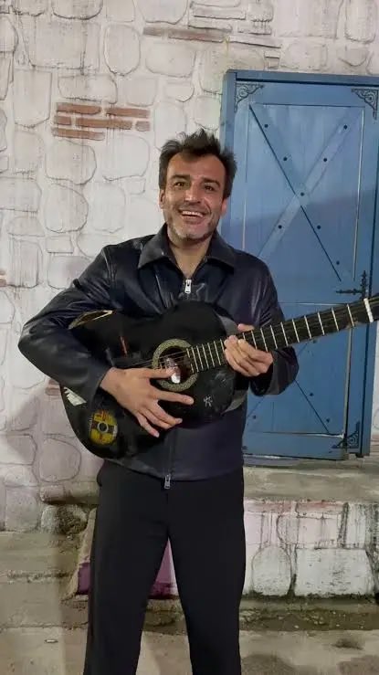 alpkilincx's tweet photo. Birçoğunuzun duygusal manipülasyona gelip “sözde sanatçı” diye piyasaya sürdüğü ve desteklediği bu adamın gerçek hikayesini bilseniz keşke… Eşine uyguladığı şiddet de cabası. Bunun gibi birçok örnek yaşadık ve hala yaşıyoruz. Kim olduğu belirsiz, saçma sapan insanları “sanatçı” diye karşımıza koyuyorsunuz.

Bu adamın bir şarkısını dahi dinlemem, çünkü hepsi, zamanında ezbere bildiğimiz şarkılar, sadece sözleri değiştirilmiş. Kısacası, şarkıları çalıp kendisine göre uyarlayıp tekrar piyasaya sürmüş gibi. Eminim siz de dinlerken fark etmişsinizdir.

Şimdi, eşine ulaşıp ona uyguladığı şiddeti, kadını dolandırıp Antalya’ya nasıl kaçtığını ve uydurduğu hikâyenin gerçeğini bir de ondan dinleyelim. Aylarca kadın üzerinden duygusal demagoji yaparak herkesi ne güzel söğüşledi, müptezel balon.