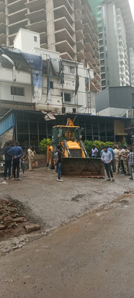 "@PMC Pune's Anti-Encroachment Squad: Selective justice? 🚨 Only EDP encroachments removed, while hawkers &amp; road encroachments remain untouched! 🤯 Corrupt &amp; inefficient! 🚮 Demands police probe! 🚔 #PMCFailure #Corruption #Encroachment"