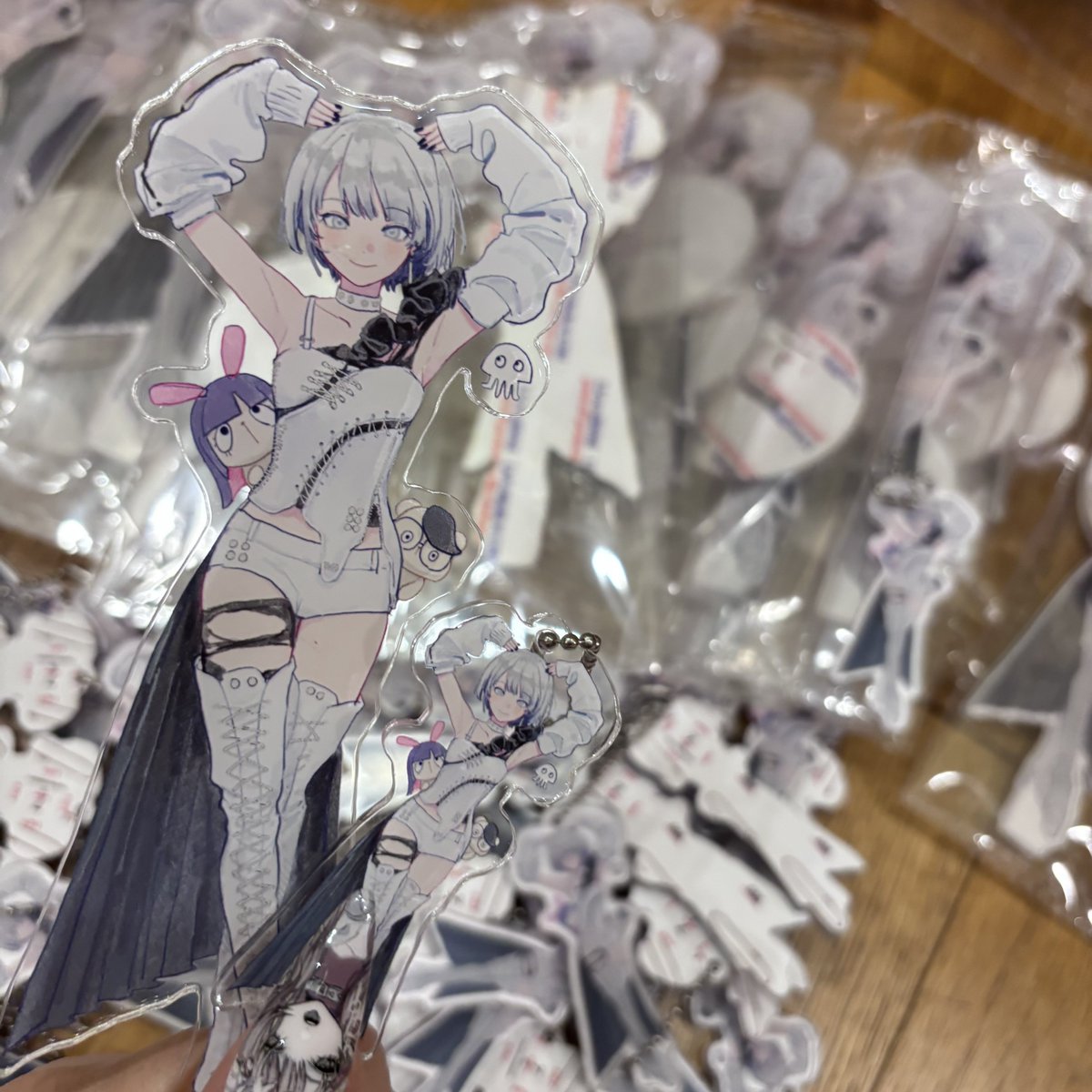 🧊No Title無料配布🧊
另两款还在赶😔
我制作了它们⬇️⬇️⬇️
是亚克力立牌和挂件🧊
自绘制品交换🉑我会给你立牌 挂件🥰
FF间的话…立牌数量有限（因为要和⬆️交换不保证一定会有）早些见面的话会给你!晚了的话会有挂件
当然不是FF也可以找我取得！不过只有挂件🥲