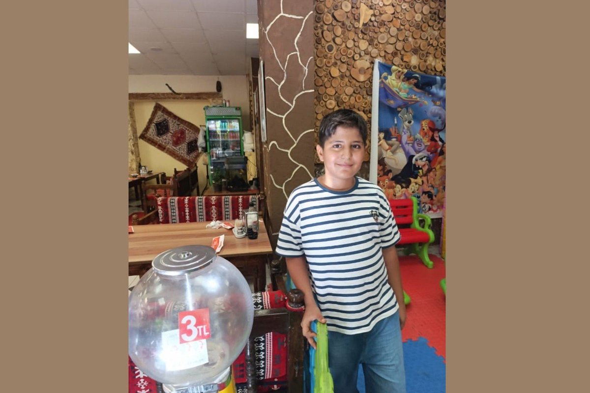 Çalıştığı dönercide ölü bulunan 12 yaşındaki Eyüp Can'ın babası anlattı:

"Şimdi soracaksınız, bu çocuk neden çalışıyor...

Emekliyim, hâlâ çalışıyorum. 16 bin lira maaşla geçinilir mi? Kira 10 bin lira. Eyüp de bunu görüyordu, okul masrafları için çalışmak istedi."

(Evrensel)