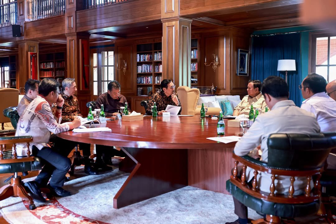 Memimpin rapat bersama Dewan Ekonomi Nasional (DEN) guna membahas dinamika perekonomian nasional serta arah kebijakan strategis Indonesia ke depan.

Di tengah tantangan global yang penuh ketidakpastian, pertumbuhan ekonomi Indonesia diperkirakan tetap berada pada tingkat yang