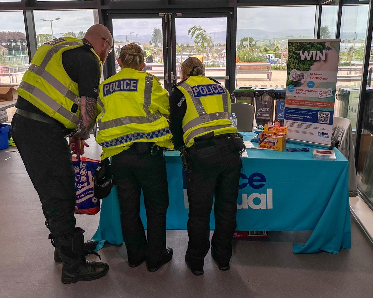 PoliceMutual's tweet photo. Kenny &amp; Alex were delighted to support operations for the recent US Presidential visit to Scotland!
Officers enjoyed speaking all things Police Mutual and were offered some treats.
A special thanks to @Tunnocks for their generous donation of over 2300 caramel wafers &amp; teacakes! https://t.co/HBMAeFnywW