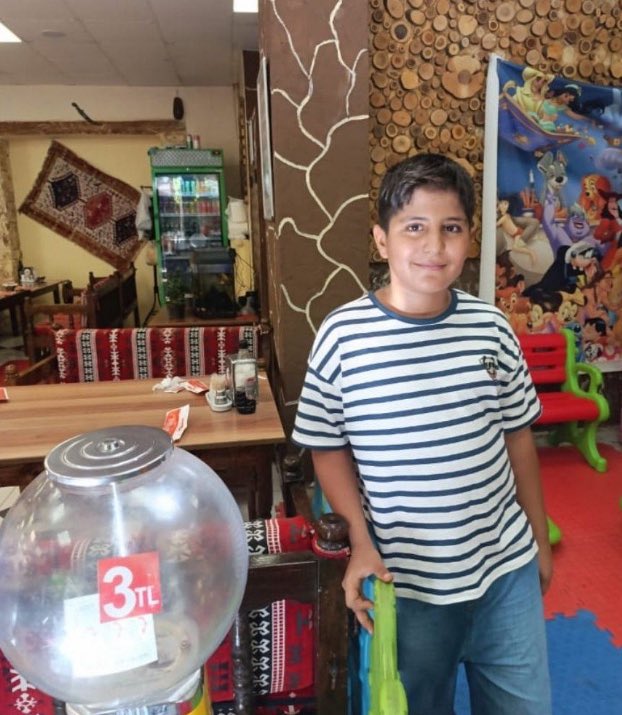 Çalıştığı dönercide ölü bulunan 12 yaşındaki Eyüp Can'ın babası anlattı:

"Şimdi soracaksınız, bu çocuk neden çalışıyor...

Emekliyim, hâlâ çalışıyorum. 16 bin lira maaşla geçinilir mi? Kira 10 bin lira. Eyüp de bunu görüyordu, okul masrafları için çalışmak istedi."