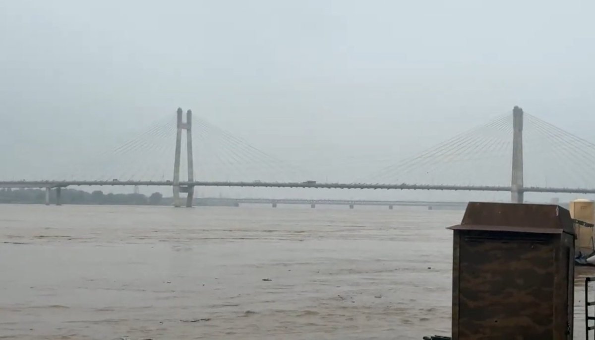 प्रयागराज में यमुना का जलस्तर बढ़ता जा रहा है।