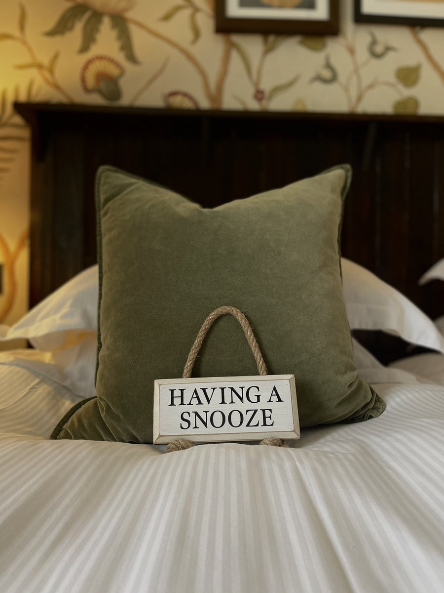 LambHindon's tweet image. Fancy a weekend away to break up the summer holidays? 
-
Enjoy a lovely dinner in the evening, drinks at the bar and a full Wiltshire breakfast in the morning to set you up for the day ahead 🍽️🍻 What sounds better than that? 
-

#weekendstay #youngspubs #pubwithrooms #wiltshire