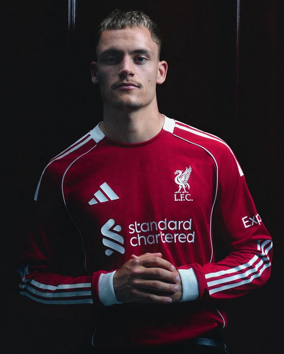 Con ustedes, la NUEVA CAMISETA DE LOCAL del Liverpool. Después de 13 años, adidas volvió a vestir al gigante de Anfield. Y regresaron con esta joya de jersey. Impecable. Imponente. IMPERIAL.