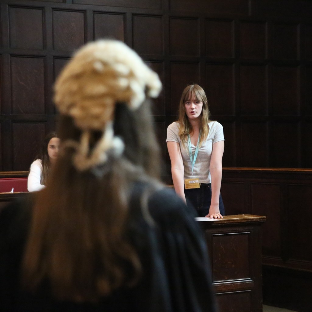 Our Oxford Law students stepped into the courtroom this week, taking part in a mock trial inside a historic Oxford chamber. 

Dressed in traditional legal wigs, they experienced a day they’ll never forget ⚖️