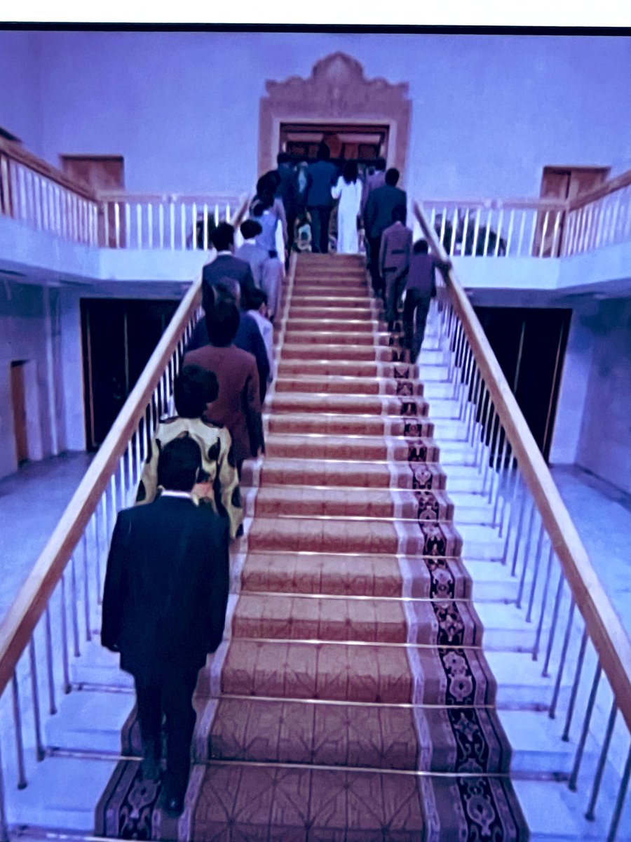 Гарын 5 хуруу киноны найруулагч Б.Балжиннямын энэ сцений өгүүлэмж санаа бас л сэтгэл өвдмөөр шүү. Ер нь сайн найруулагч бол төрдөг л юм байна.