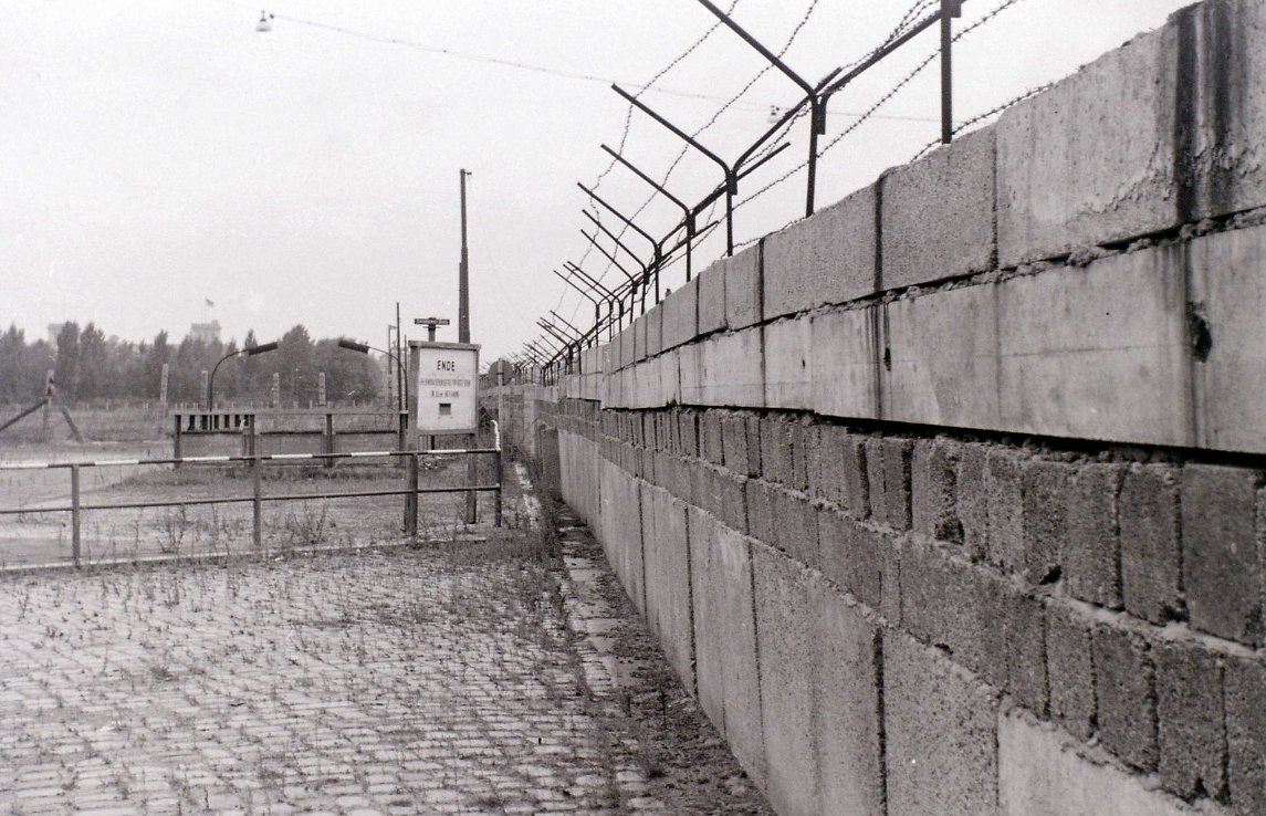 Berlin Wall at Potsdamer Platz, August 1962. The notice is on DDR territory on the western side of the wall. I post photographs taken on my Berlin visits in the 1950s, 1960s. 180 unique street images of East and West Berlin are in "Berlin in the Cold War" (Amberley Publ). #Berlin