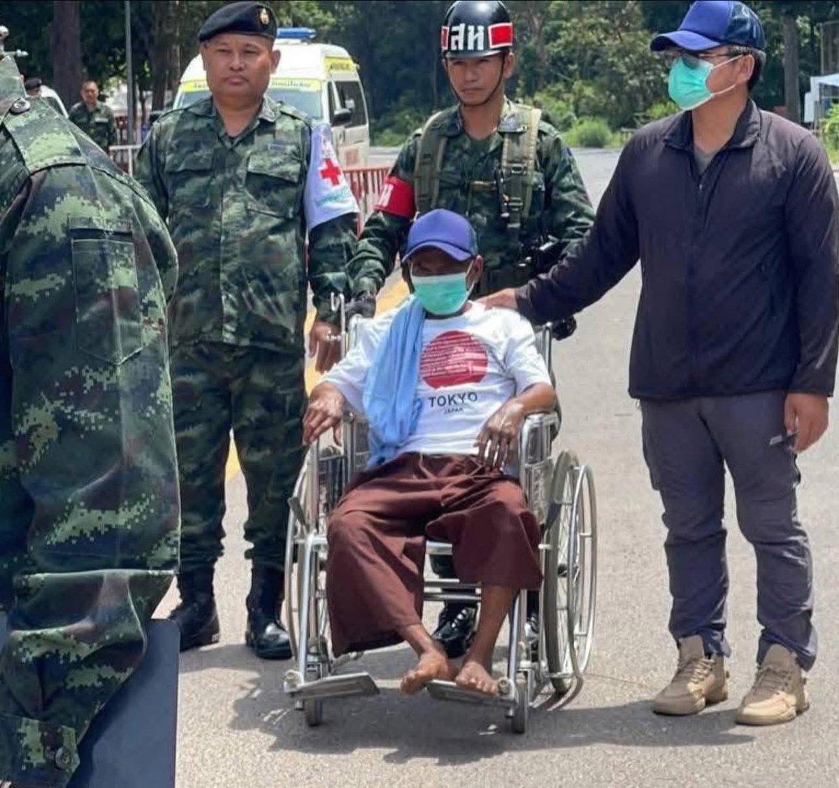johnmalis150's tweet image. #LessonsLearned Cambodia understood that Thai political and national morale appears broken before, after and during negotiations. Cambodia’s begging for peace is organic—it’s not a tactical pause to regroup—because traditionally Khmer believe that revenge is not the same as