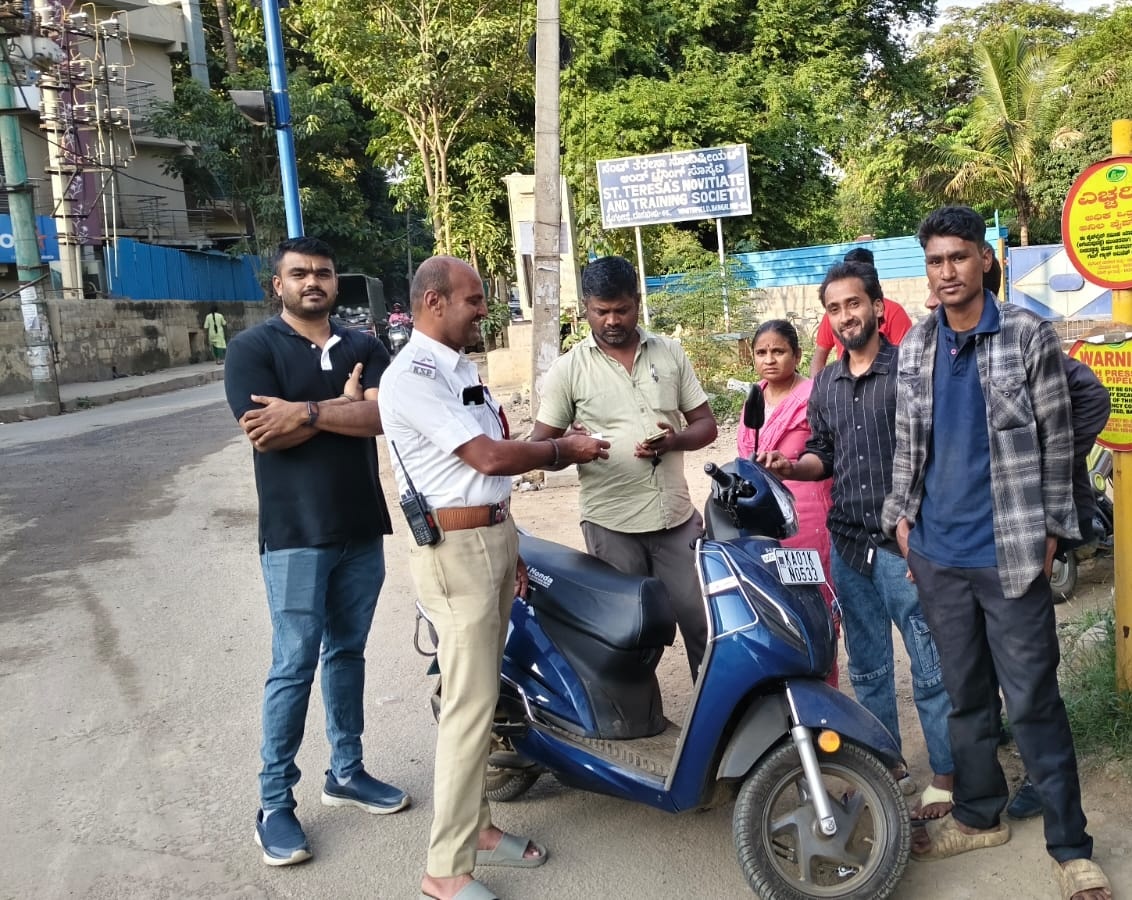 wftrps's tweet photo. @CPBlr @Jointcptraffic @DCPTrEastBCP @acpwfieldtrf @BlrCityPolice @blrcitytraffic ವೈಯಕ್ತಿಕ ಸುರಕ್ಷತೆ ಮೊದಲು ಪ್ರತಿಯೊಂದು ಸವಾರಿಗೂ ರಕ್ಷಣೆ ಬೇಕು. ಹೆಲ್ಮೆಟ್ ಧರಿಸಿ
#WhitefieldTrafficPS #HelmetLifeSaver #ProtectHead
ಹೆಲ್ಮೆಟ್ಗಳು ಸವಾರ ಮತ್ತು ಹಿಂಬದಿ ಸವಾರ ಇಬ್ಬರಿಗೂ ಅತ್ಯಗತ್ಯ. ಸುರಕ್ಷತೆಗೆ ಆದ್ಯತೆ ನೀಡೋಣ ಮತ್ತು ನಮ್ಮ ರಸ್ತೆಗಳನ್ನು ಎಲ್ಲರಿಗೂ ಸುರಕ್ಷಿತವಾಗಿಸೋಣ.
01.08.2025 Friday 🛵💨 💨 https://t.co/OoMtjm9DK6