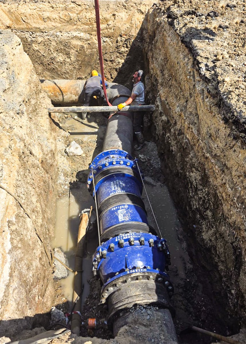 🚧 İstanbul’un altyapısını depreme karşı güçlendirmeye devam ediyoruz.

👷🏻‍♂️ Büyükçekmece Atatürk Mahallesi’nde, 400 mm ve 600 mm çapındaki isale hatlarına esnek boru bağlantı parçalarının montajını gerçekleştirdik.

🏗️ İsale hatlarına, deprem sırasında esnek hareket imkanı