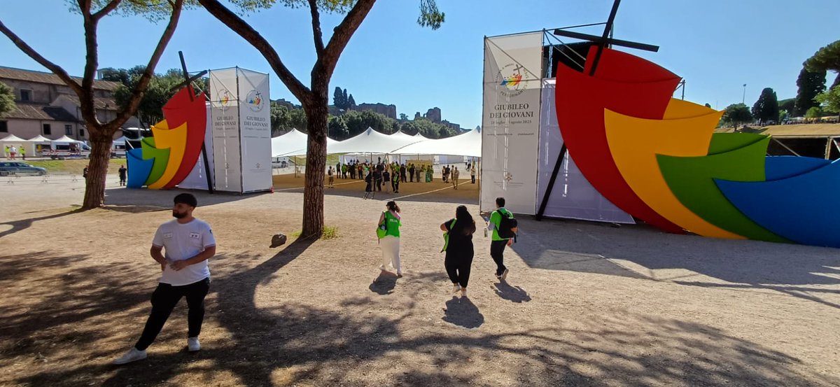 vaticannews_de's tweet photo. #Heute steht das Sakrament der Versöhnung beim #Jugend - Jubiläum @Iubilaeum_25 im Zentrum. Im #Circus Maximus in #Rom sind zahlreiche Zelte: Von 10.30 - 18 Uhr stehen mehr als 1.000 Priester zur Verfügung, um #Beichte zu hören. #foto #video: #Radio #Vatikan @vaticannews_de https://t.co/bk27ZFPo3Q