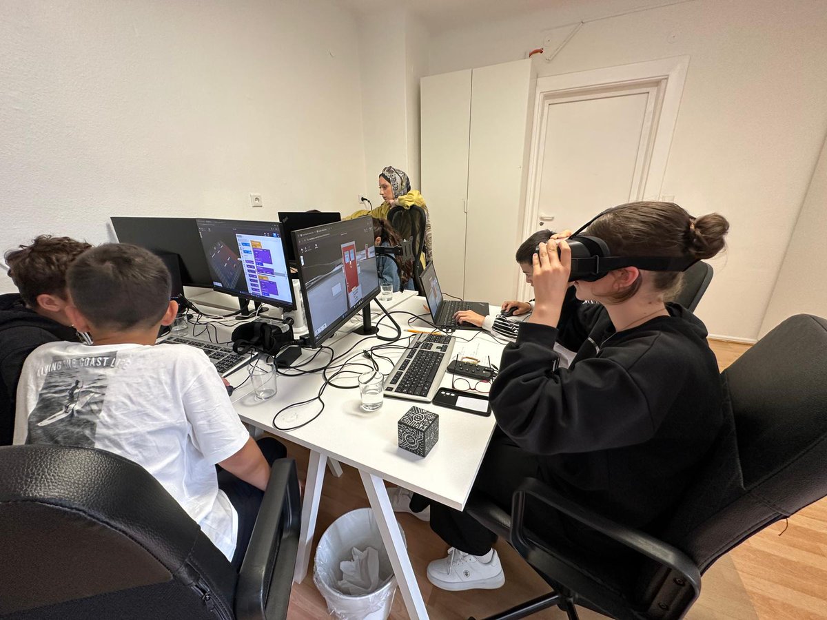 Murgul Şöhret Cengiz Ortaokulu ve Murgul İmam Hatip Lisesi’nin yürütücüsü olduğu Erasmus+ KA210 projesi kapsamında artırılmış gerçeklik (AR) odaklı faaliyetler hız kesmeden devam ediyor.
<a href="/tcmeb/">Millî Eğitim Bakanlığı</a> <a href="/Yusuf__Tekin/">Yusuf Tekin</a> <a href="/artvinvaliligi/">T.C. Artvin Valiliği</a> <a href="/FahriAcar08/">Fahri Acar</a> 
artvin.meb.gov.tr/www/erasmus-ka…