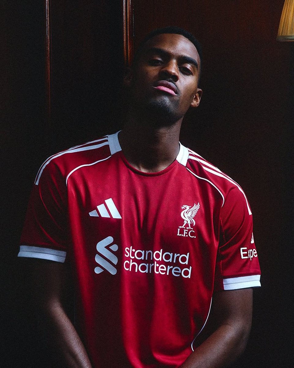footsoccerpro's tweet photo. Liverpool dégaine son nouveau maillot domicile 2025 2026 ❤️🤍

Notre note pour ce maillot : 10/10 💥

#LiverpoolFC https://t.co/DxKk3Fpqks