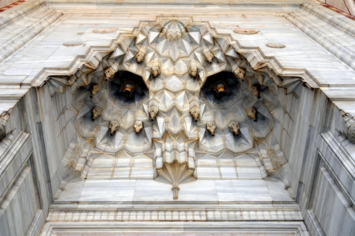 Hayata dokunan sanatı önceliyoruz. Gündelik işlere eşlik eden, yanından geçerken gözünüzü şenlendiren, içine girdiğinizde ruhunuzu saran sanatı. Ayrıntısı ve bütünü ile saran sanatı. 
Hobyar Mescidi
Edirnekapı
III. Ahmed Çeşmesi
Selimiye Camii kapısı.