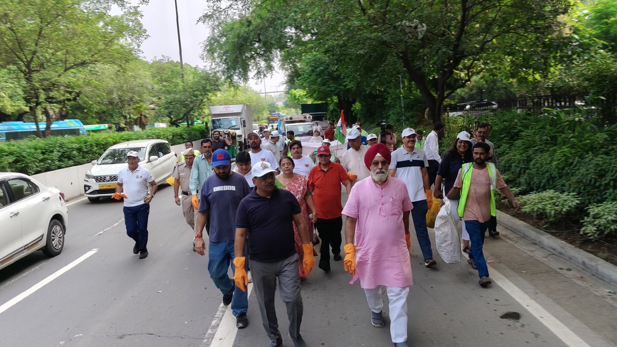 Municipal Corporation of Delhi (@mcd_delhi) on Twitter photo рдЖрдЬ рджрд┐рд▓реНрд▓реА рдирдЧрд░ рдирд┐рдЧрдо рдиреЗ рджрдХреНрд╖рд┐рдгреА рдЬрд╝реЛрди рд╕реЗ рд╕реНрд╡рдЪреНрдЫрд╛рдЧреНрд░рд╣ рдХреЗ рд╕рд╛рде тАШрд╕реНрд╡рдЪреНрдЫрддрд╛ рдЕрднрд┐рдпрд╛рдитАЩ рдХрд╛ рд╢реБрднрд╛рд░рдВрдн рдХрд┐рдпрд╛ред
рдорд╣рд╛рдкреМрд░ рд╢реНрд░реА <a href="/RajaiqbalSingh3/">Raja Iqbal Singh</a> рдПрд╡рдВ рд╡рд░рд┐рд╖реНрда рдЕрдзрд┐рдХрд╛рд░рд┐рдпреЛрдВ рдХреА рдЙрдкрд╕реНрдерд┐рддрд┐ рдореЗрдВ рдпрд╣ рдЬрдирднрд╛рдЧреАрджрд╛рд░реА рдЖрдзрд╛рд░рд┐рдд рдкрд╣рд▓ рджрд┐рд▓реНрд▓реА рдХреЛ рдХреВрдбрд╝реЗ рд╕реЗ рдЖрдЬрд╝рд╛рджреА рджрд┐рд▓рд╛рдиреЗ рдХреА рджрд┐рд╢рд╛ рдореЗрдВ рдПрдХ рдЕрд╣рдо рдХрджрдо рд╣реИред
#DilliKoKudeSeAzadi рдЖрдЬ рджрд┐рд▓реНрд▓реА рдирдЧрд░ рдирд┐рдЧрдо рдиреЗ рджрдХреНрд╖рд┐рдгреА рдЬрд╝реЛрди рд╕реЗ рд╕реНрд╡рдЪреНрдЫрд╛рдЧреНрд░рд╣ рдХреЗ рд╕рд╛рде тАШрд╕реНрд╡рдЪреНрдЫрддрд╛ рдЕрднрд┐рдпрд╛рдитАЩ рдХрд╛ рд╢реБрднрд╛рд░рдВрдн рдХрд┐рдпрд╛ред
рдорд╣рд╛рдкреМрд░ рд╢реНрд░реА <a href="/RajaiqbalSingh3/">Raja Iqbal Singh</a> рдПрд╡рдВ рд╡рд░рд┐рд╖реНрда рдЕрдзрд┐рдХрд╛рд░рд┐рдпреЛрдВ рдХреА рдЙрдкрд╕реНрдерд┐рддрд┐ рдореЗрдВ рдпрд╣ рдЬрдирднрд╛рдЧреАрджрд╛рд░реА рдЖрдзрд╛рд░рд┐рдд рдкрд╣рд▓ рджрд┐рд▓реНрд▓реА рдХреЛ рдХреВрдбрд╝реЗ рд╕реЗ рдЖрдЬрд╝рд╛рджреА рджрд┐рд▓рд╛рдиреЗ рдХреА рджрд┐рд╢рд╛ рдореЗрдВ рдПрдХ рдЕрд╣рдо рдХрджрдо рд╣реИред
#DilliKoKudeSeAzadi