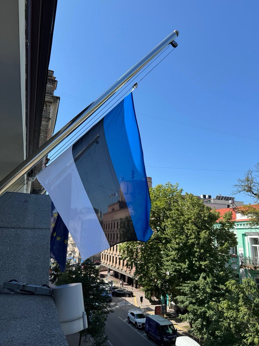 EE_Ukraine's tweet image. Embassy of Estonia lowered flags in solidarity with people of Kyiv on the Day of Mourning🕯️After Russian attack yesterday 31 people have been confirmed dead, 159 people have been injured. #RussialsATerroristState