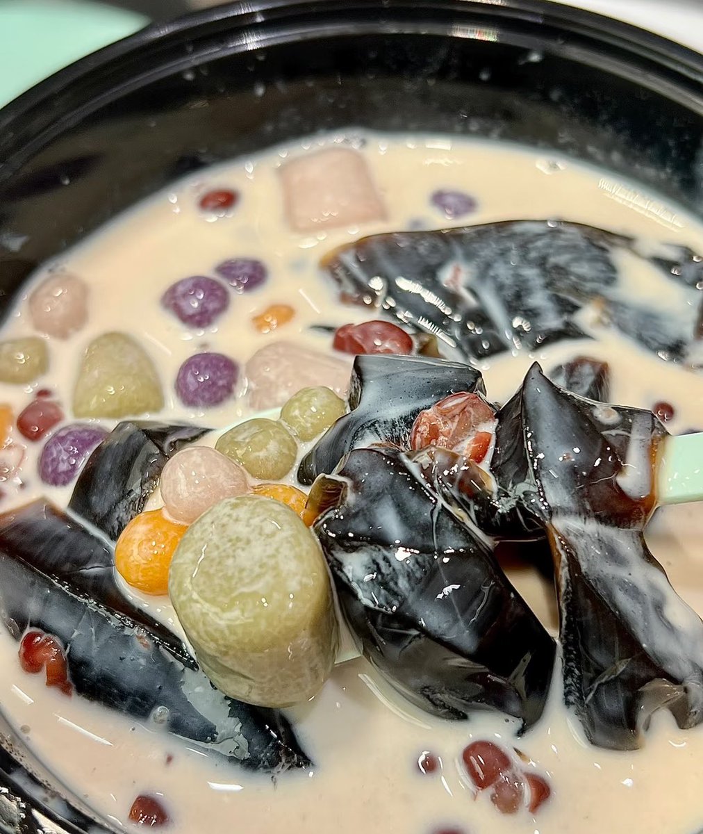 Zini_2003's tweet photo. 補一張我最愛的芋圓仙草奶茶給你們看🤣 https://t.co/xIbKOjLsBF