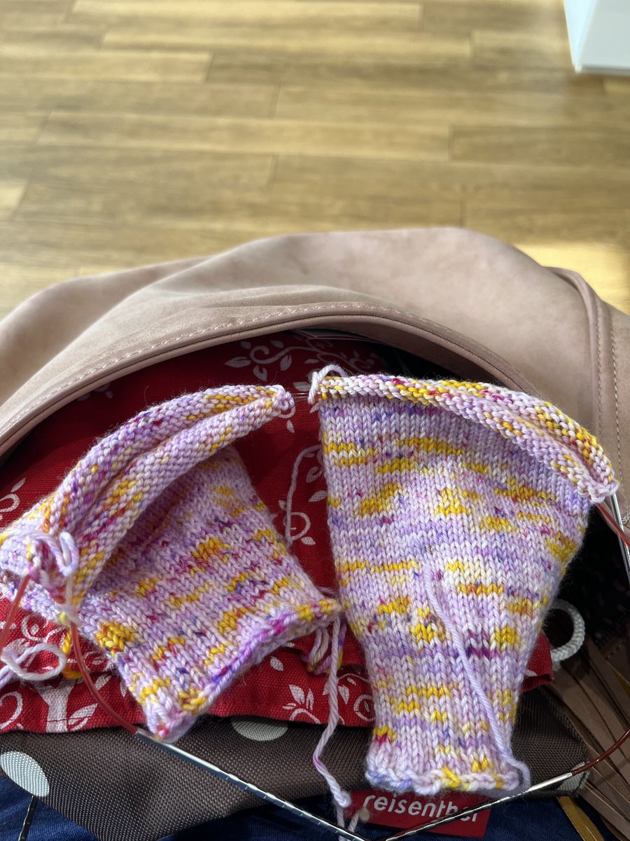 Wartezimmerstricken beim Mammographiescreening.
Immer ein großes Vergnügen. Nicht! 🤪

Da bei meiner Schwester aber schon zwei Mal Brustkrebs diagnostiziert wurde, mache ich das.