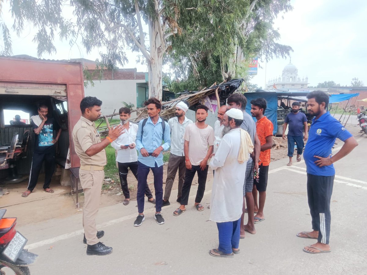 pilibhitpolice's tweet image. SP पीलीभीत के निर्देशन में थाना अमरिया पुलिस द्वारा थाना क्षेत्र में नागरिकों को ड्रोन संबंधी अफवाहों पर ध्यान न देने हेतु जागरूक किया गया। संदिग्ध सूचना/गतिविधि की जानकारी संबंधी थाने या #UP112 पर सूचना देने की अपील की। अफवाह फैलाने वालों पर कठोर कार्यवाही की जाएगी।