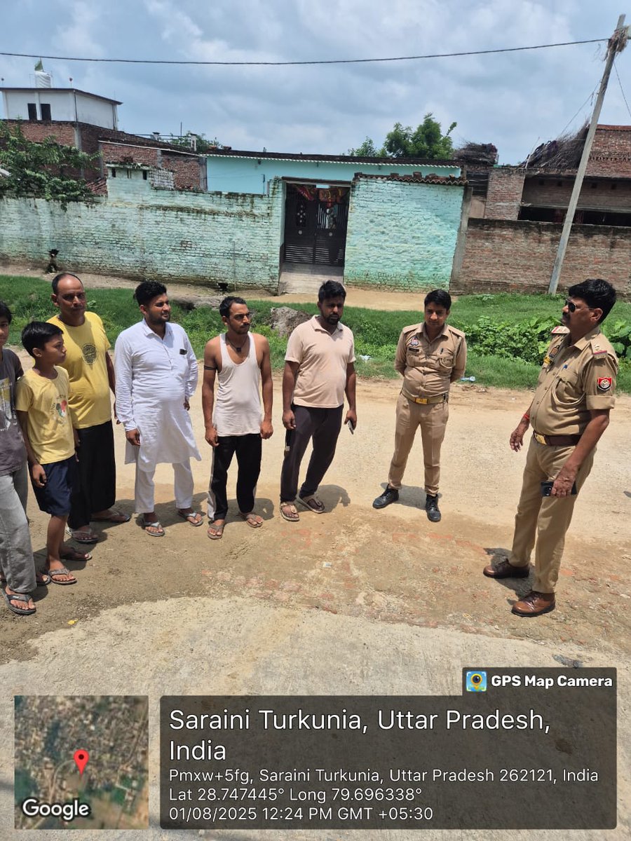 pilibhitpolice's tweet image. SP पीलीभीत के निर्देशन में थाना अमरिया पुलिस द्वारा थाना क्षेत्र में नागरिकों को ड्रोन संबंधी अफवाहों पर ध्यान न देने हेतु जागरूक किया गया। संदिग्ध सूचना/गतिविधि की जानकारी संबंधी थाने या #UP112 पर सूचना देने की अपील की। अफवाह फैलाने वालों पर कठोर कार्यवाही की जाएगी।