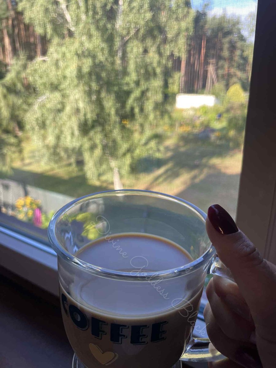 Ja zaczynam dzień od kawy i widoku za oknem.
A Ty – od czego zaczynasz?

#morningcoffee #spokojnyczas #lifestyle