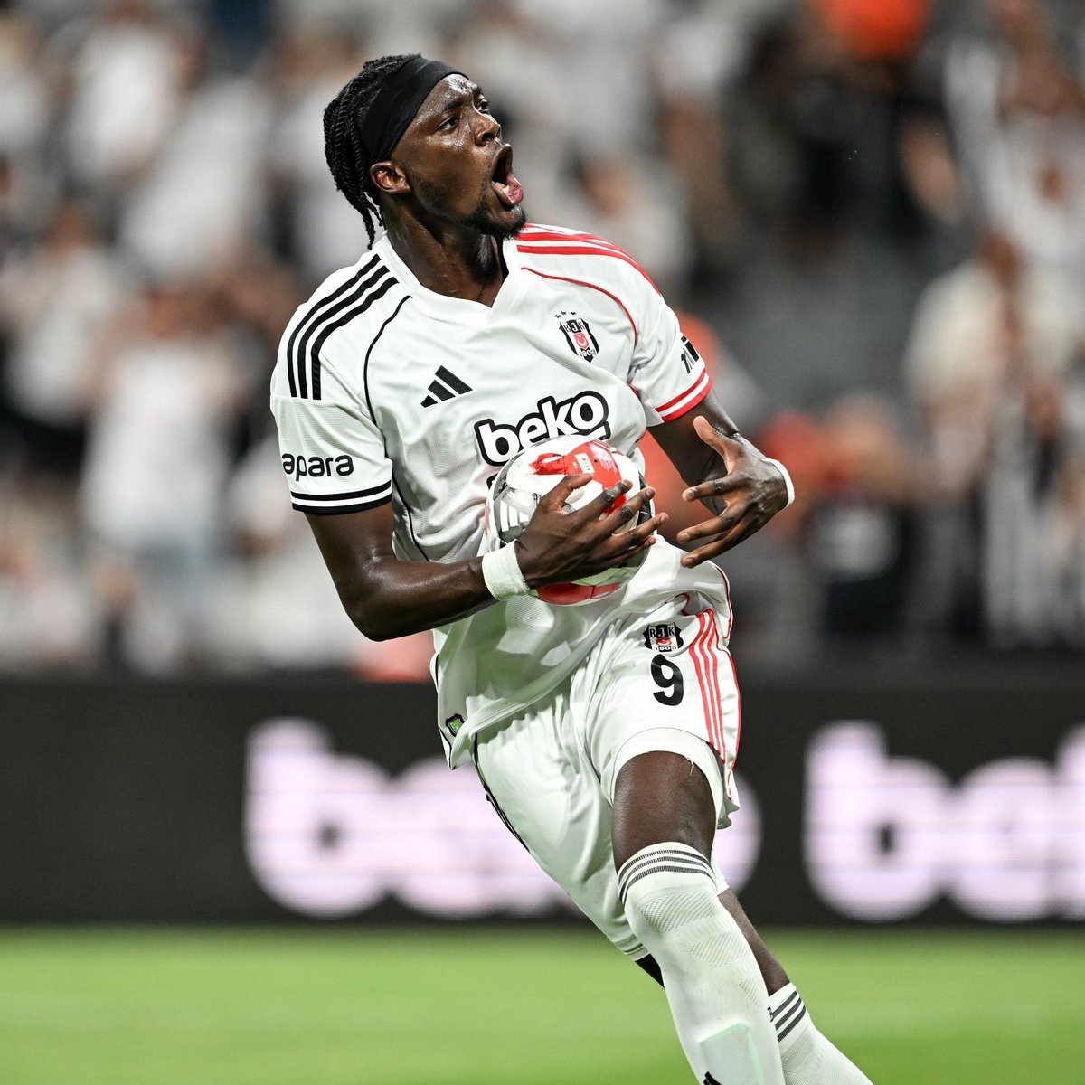 Beşiktaş çok büyük bir futbolcunun yanı sıra çok büyük bir karakter de kazandı, onun bu ruhunu diğer kanser hücreleriyle bir arada tutup ta bozulmasına izin vermeyin <a href="/Besiktas/">Beşiktaş JK</a>